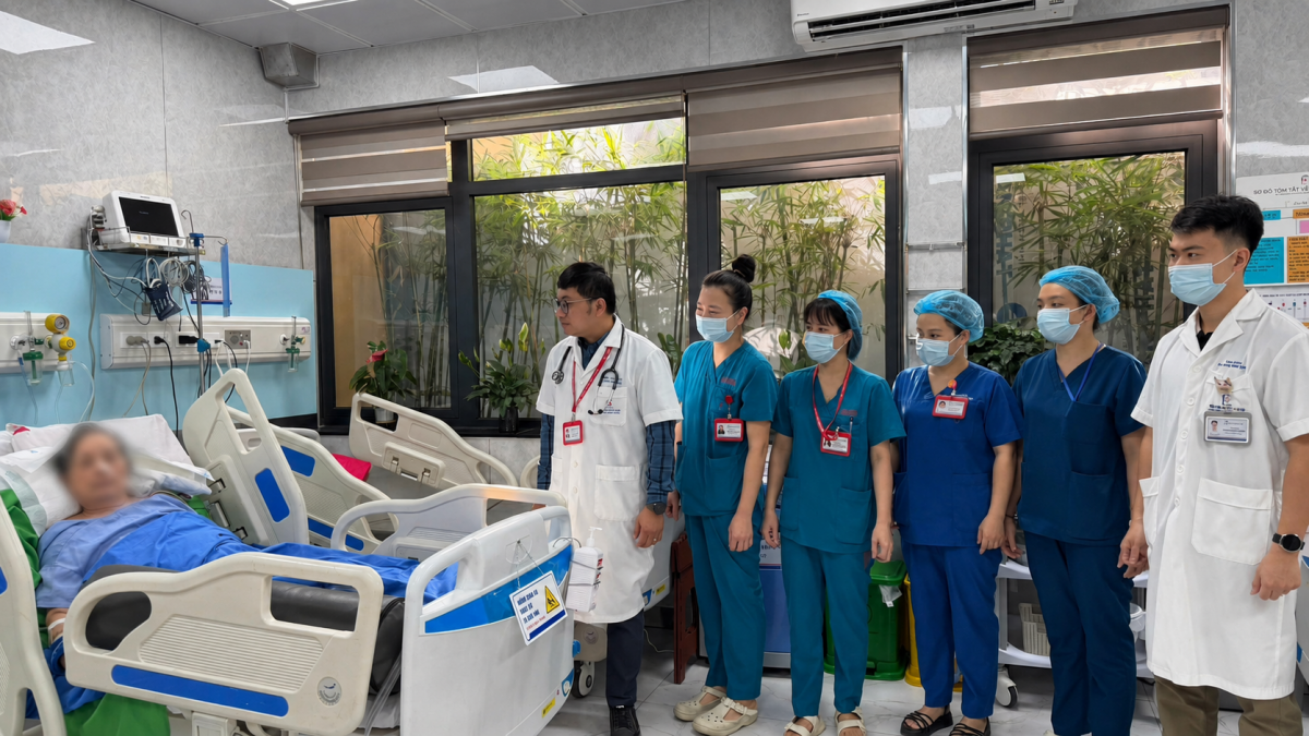 BS khoa đột quỵ, khoa Phục hồi chức năng đi buồng thăm khám bệnh nhân (Ảnh:BSCC)