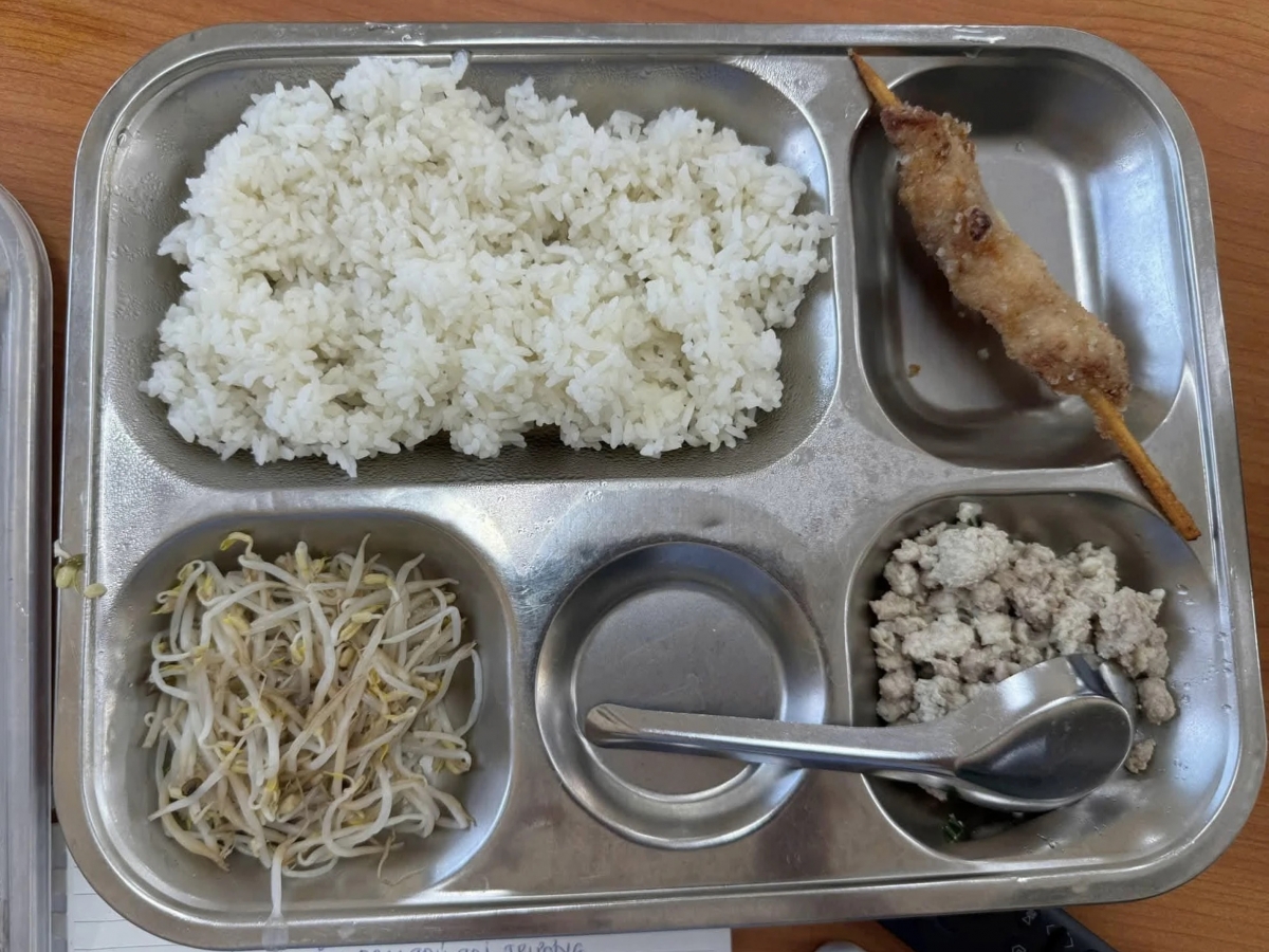 Hình ảnh suất ăn bán trú Trường tiểu học Trung Giã B được phụ huynh đăng tải trên mạng xã hội được cho là chưa đảm bảo dinh dưỡng và có giá trị thấp hơn mức 40.000 đồng.
​​​​​