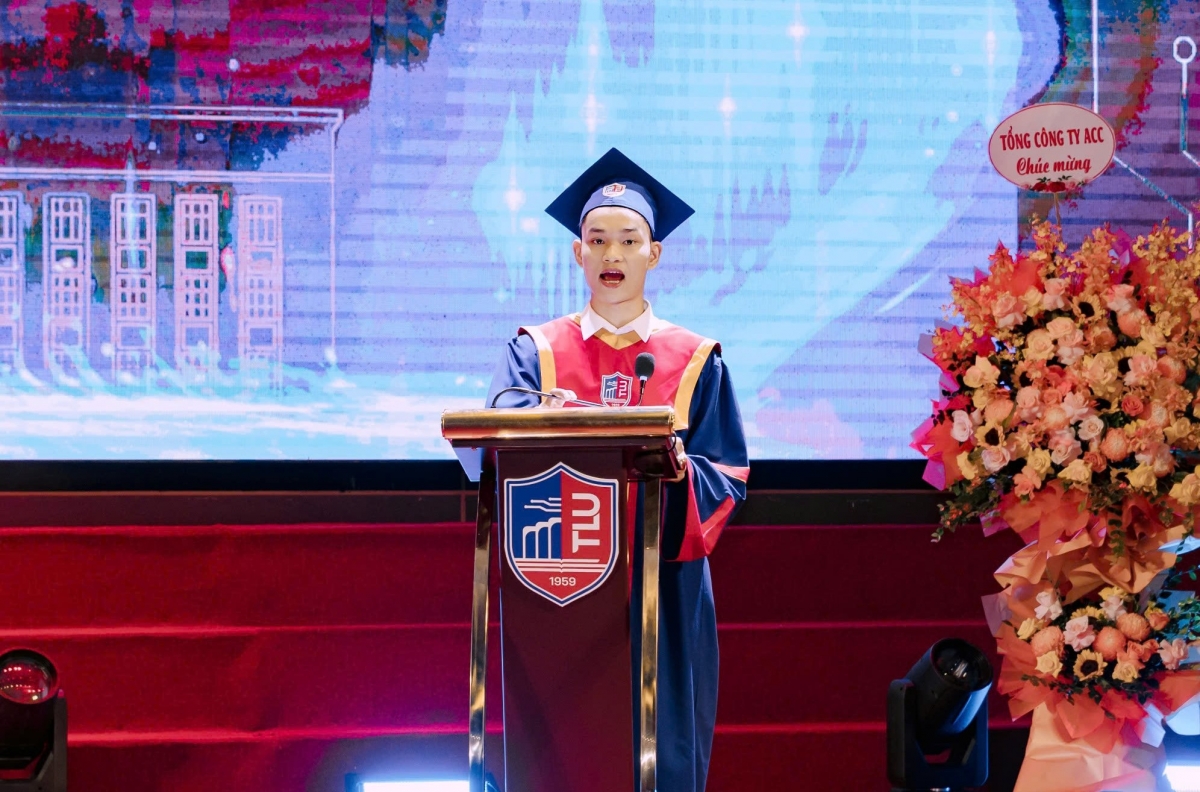 Thủ khoa Lê Văn Quang chia sẻ tại buổi lễ tốt nghiệp và trao bằng, sáng 22/9 (Ảnh: TLU)