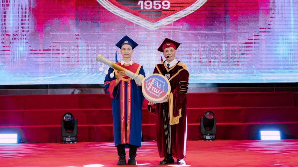 Thủ khoa đầu ra Lê Văn Quang đại diện tân cử nhân, kỹ sư nhận "chìa khóa tương lai" từ GS.TS Nguyễn Trung Việt, Hiệu trưởng Trường Đại học Thủy lợi (Ảnh: TLU)