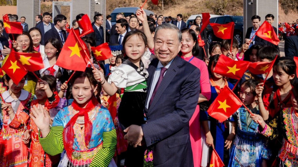Tổng Bí thư, Chủ tịch nước Tô Lâm cùng học sinh trường Tiểu học - THCS Si Pa Phìn, tỉnh Điện Biên
(Ảnh: ĐÌNH HUY)