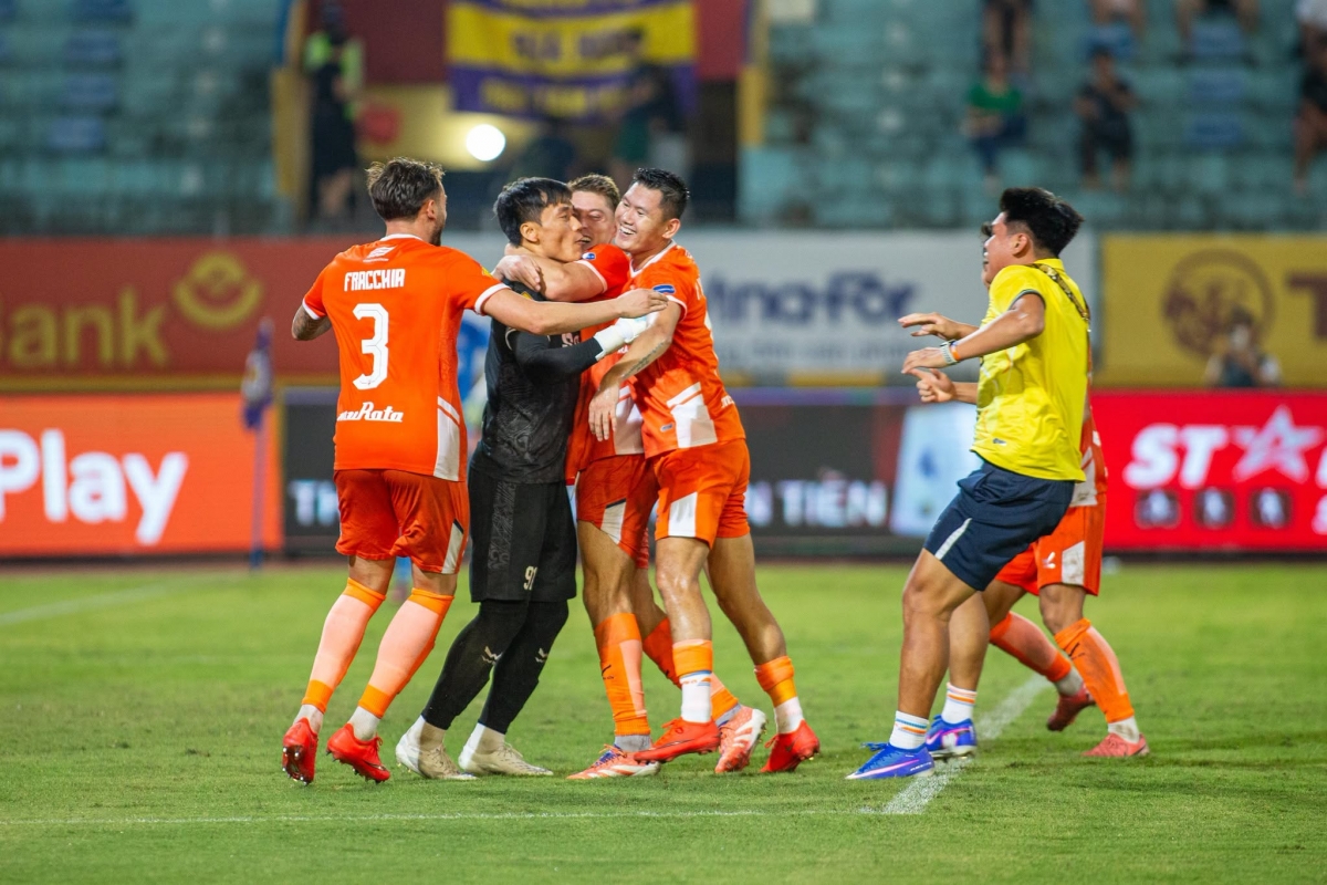 Tiến Dũng và các đồng đội đẩy Hà Nội FC lún sâu hơn vào khủng hoảng đầu mùa giải (Ảnh: SHB Đà Nẵng)