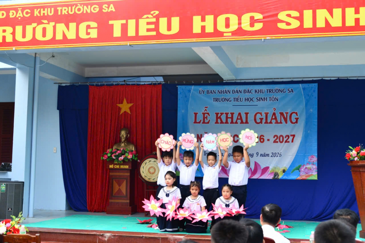 Tiết mục văn nghệ do các em Trường Tiểu học Sinh Tồn biểu diễn (Ảnh: CTV)