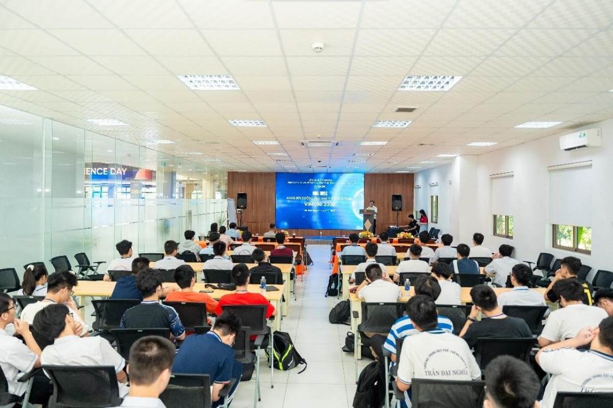 Học sinh tham dự Khai mạc của Khóa học (Ảnh: VIASM)