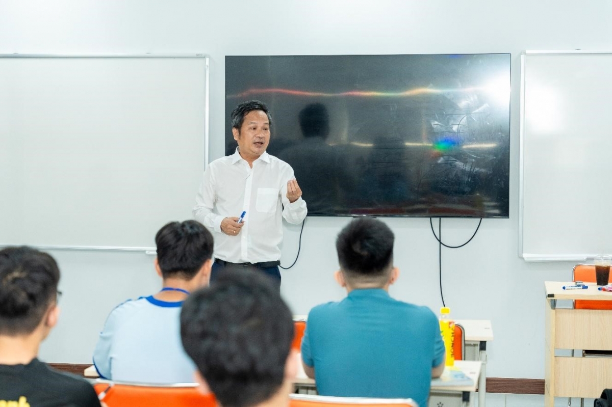 TS. Trần Nam Dũng giảng bài tại Khóa học (Ảnh: VIASM)