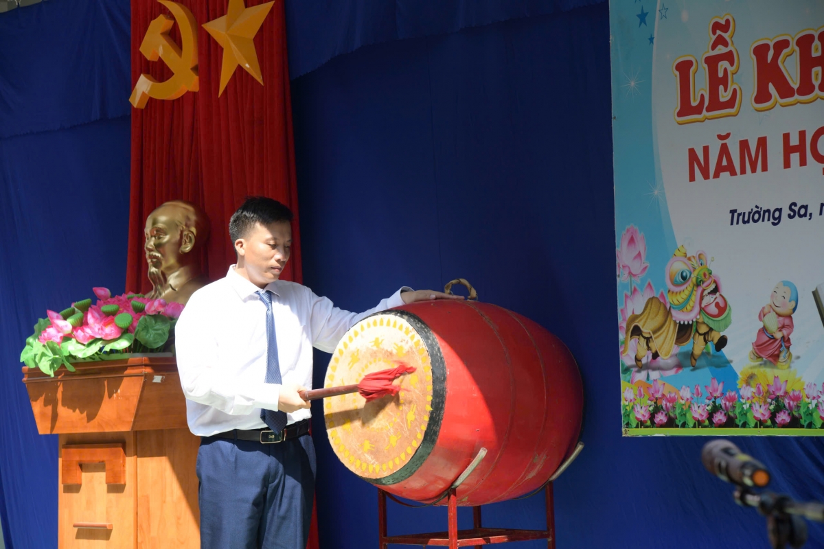 Trung tá Vũ Đức Quỳnh, Chỉ huy trưởng đảo Trường Sa đánh hồi trống khai giảng năm học mới (Ảnh: CTV)