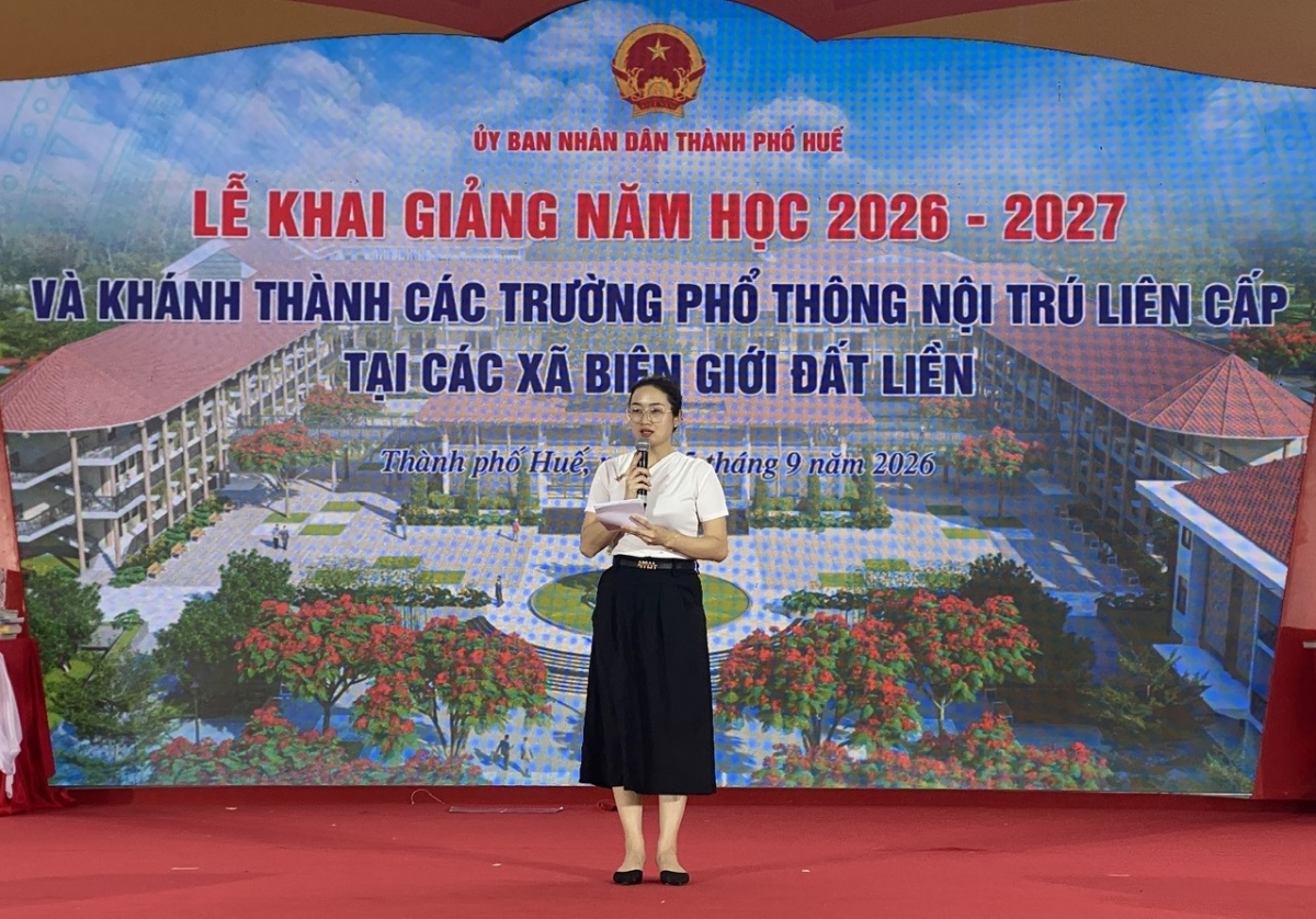 Chuẩn bị Lễ khai giảng năm học mới và khánh thành các trường nội trú liên cấp tại Trường Phổ thông nội trú liên cấp Tiểu học và THCS A Lưới 3 hôm 4/9. Ảnh: Nhà trường cung cấp
