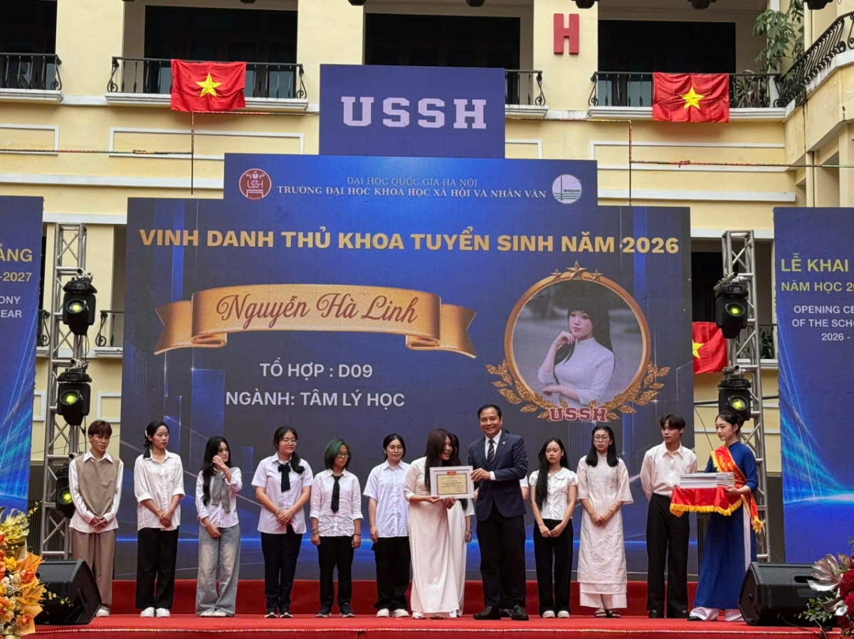  PGS.TS. Đào Thanh Trường, Phó Giám đốc ĐHQGHN trao Giấy khen cho các Thủ khoa.
(Ảnh: Thu Lương VOV2)