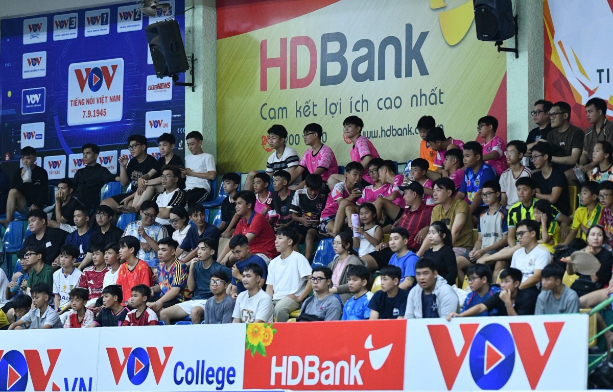 Khán giả tại Nhà thi đấu Lãnh Binh Thăng hài lòng với trận cầu nhiều bàn thắng (Ảnh: VOV)