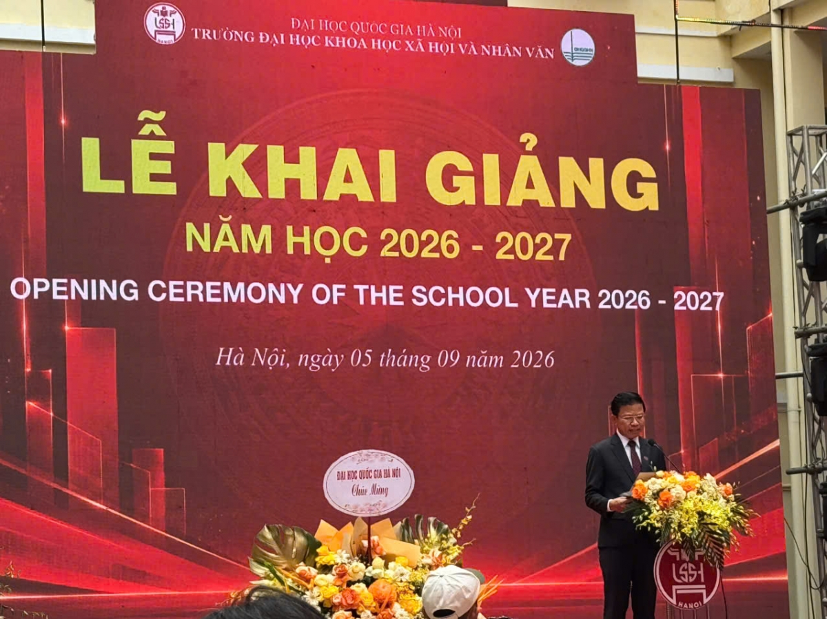 GSTS Hoàng Anh Tuấn, Bí thư đảng ủy, hiệu  trưởng nhà trường phát biểu trong Lễ khai giảng (Ảnh: Thu Lương VOV2)