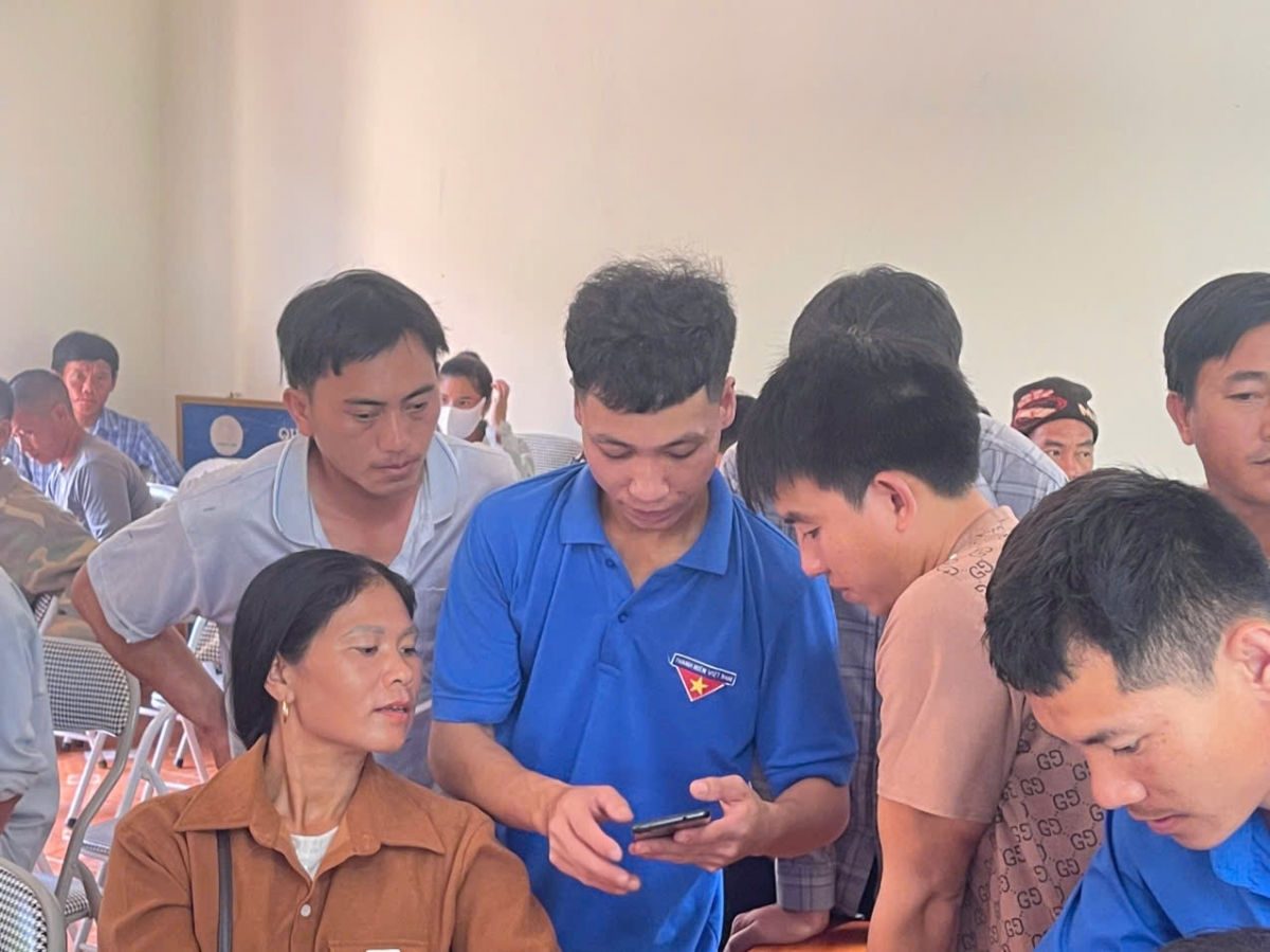 Đoàn viên thanh niên trao đổi với người dân trong buổi tuyên truyền phòng, chống mua bán người tại xã Chiềng Sơn (Ảnh: UBND xã Chiềng Sơn)