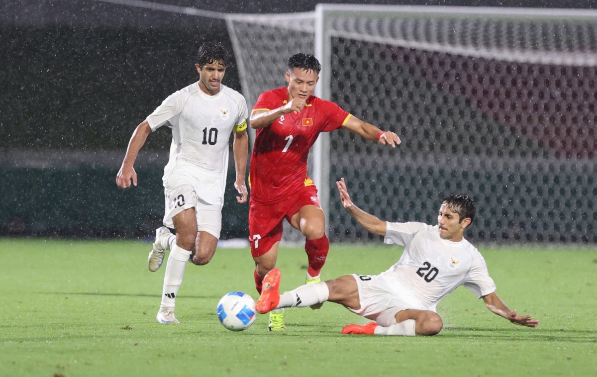 Thời tiết đang là trở ngại không nhỏ cho lối chơi của U23 Việt Nam (Ảnh: VFF)