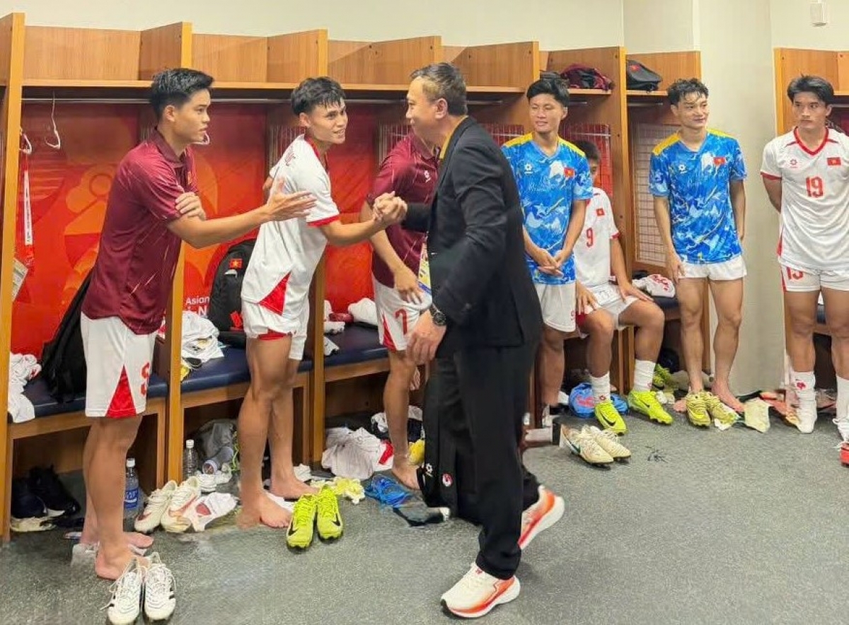 Chủ tịch VFF Trần Quốc Tuấn động viên ĐT Nữ Việt Nam và ĐT U23 Việt Nam trước vòng Tứ kết ASIAD 20 (Ảnh: VFF)