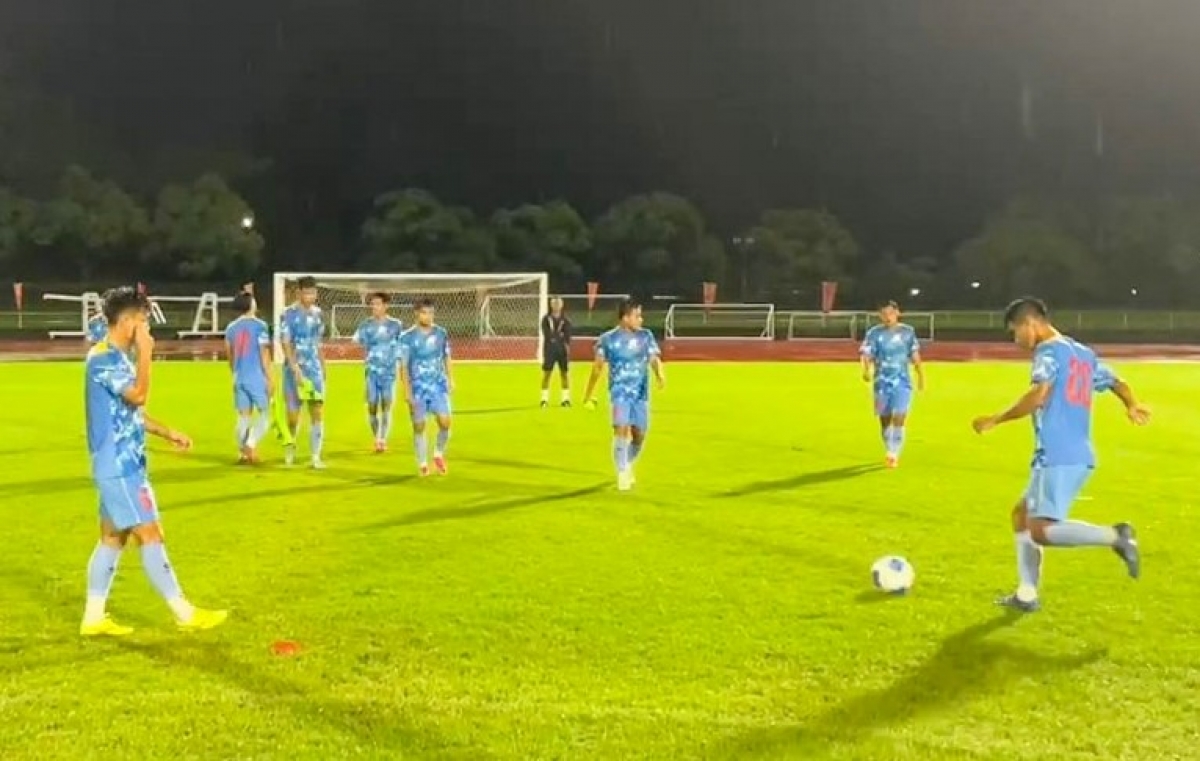 U23 Việt Nam rèn quân dưới mưa ở buổi tập ngày 16/09 (Ảnh: VFF)