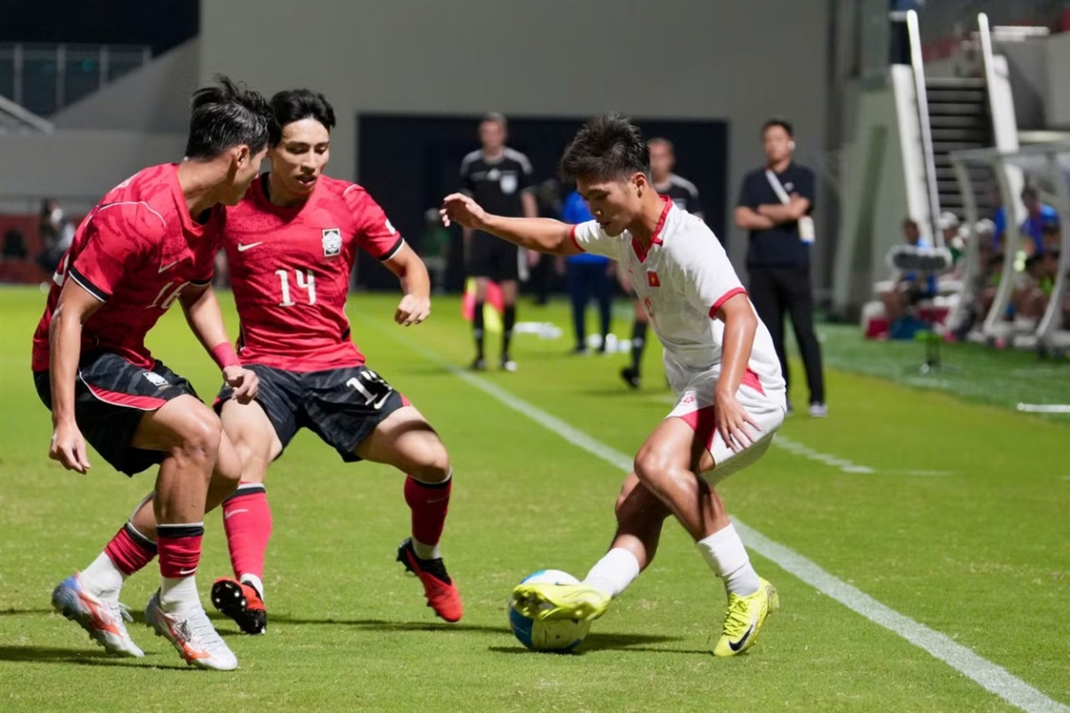 U23 Việt Nam (áo trắng) gặp khó khăn trước lối chơi pressing tầm cao của U23 Hàn Quốc. Ảnh: VFF