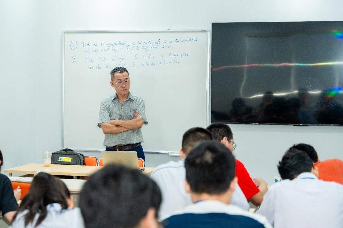 TS. Nguyễn Chu Gia Vượng- Trưởng đoàn IMO 2026 của Việt Nam giảng bài tại khóa học
(Ảnh: VIASM)
