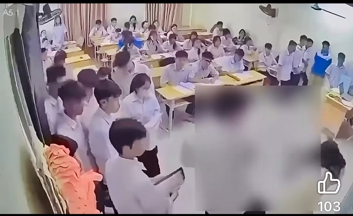 Hình ảnh chụp từ màn hình camera ghi lại sự việc nam sinh tấn công cô giáo tại THPT Mạc Đĩnh Chi, Hà Nội