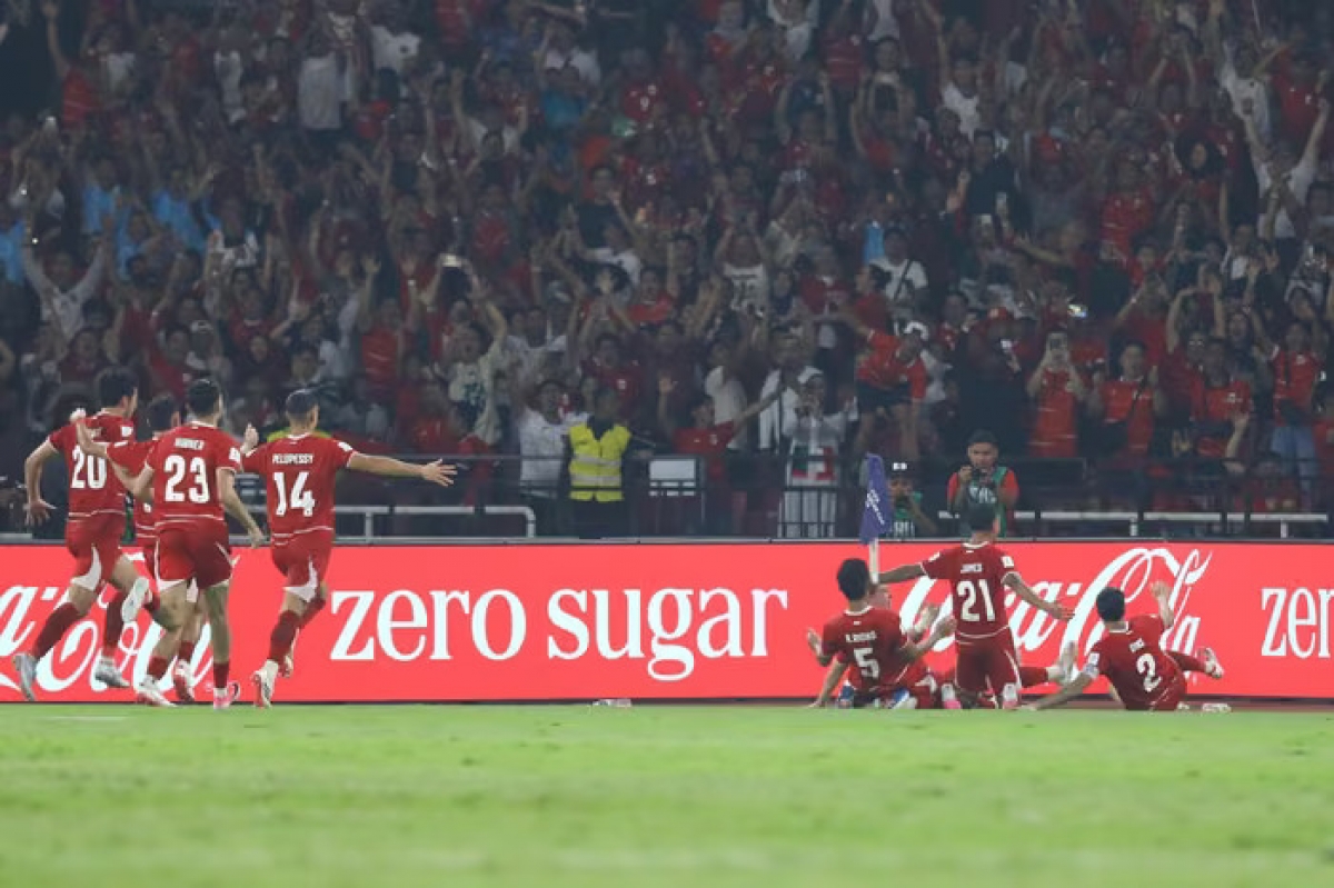 Indonesia tận dụng quả đá phạt ngay ngoài vòng 16m50, vượt lên dẫn Thái Lan 1-0. Ảnh: FIFA