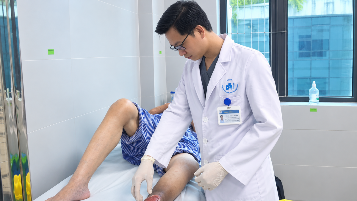 BS Trưởng Quốc Sơn chăm sóc vết loét cho bệnh nhân - (Ảnh: BVCC)