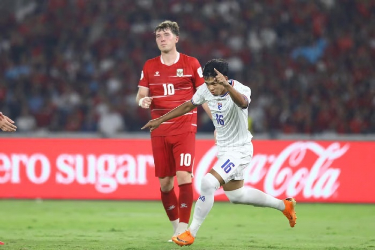Iklas Sanron (16, áo trắng) và...