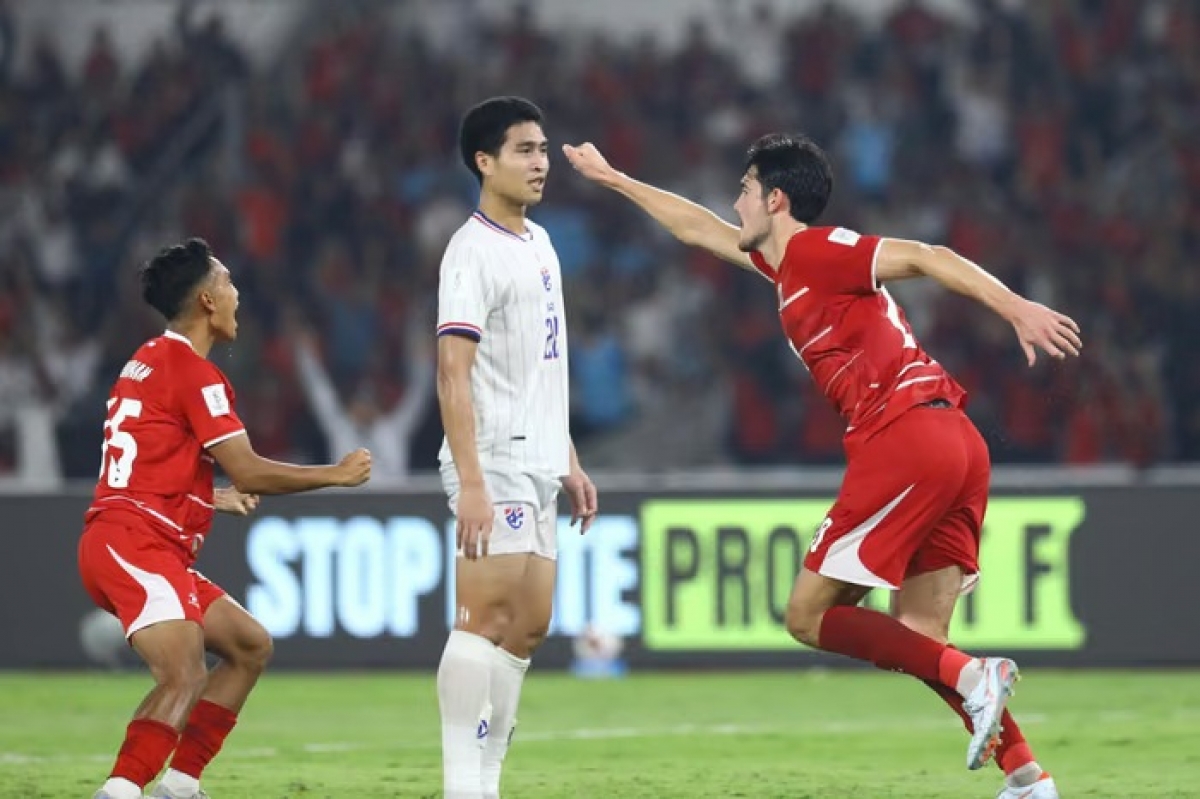 Elkan Baggot (20, áo Đỏ) liên tiếp ghi bàn gỡ hòa cho đội tuyển Thái Lan và Indonesia, ở những phút cuối hiệp 2 và hiệp phụ thứ 2 của trận chung kết. Ảnh: FIFA