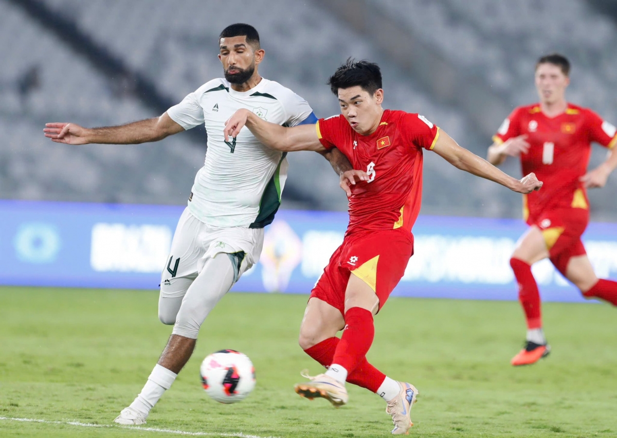 Đình Bắc (phải) góp công trong chiến thắng 4-2 của đội tuyển Việt Nam trước Pakistan (ảnh: VFF)