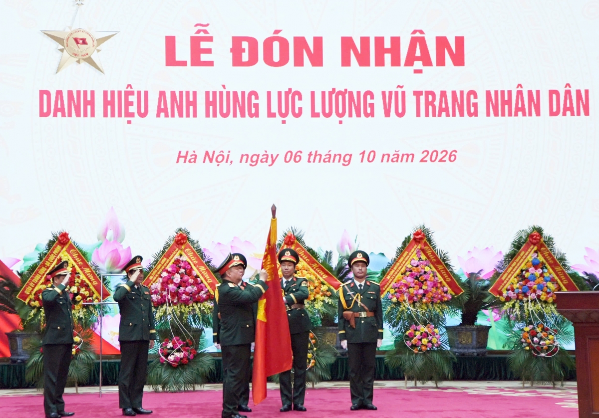 Đại tướng Nguyễn Trọng Nghĩa gắn Danh hiệu Anh hùng Lực lượng vũ trang nhân dân lên Quân kỳ Quyết thắng của Cục Tuyên huấn - Ảnh: Diệp Thảo.