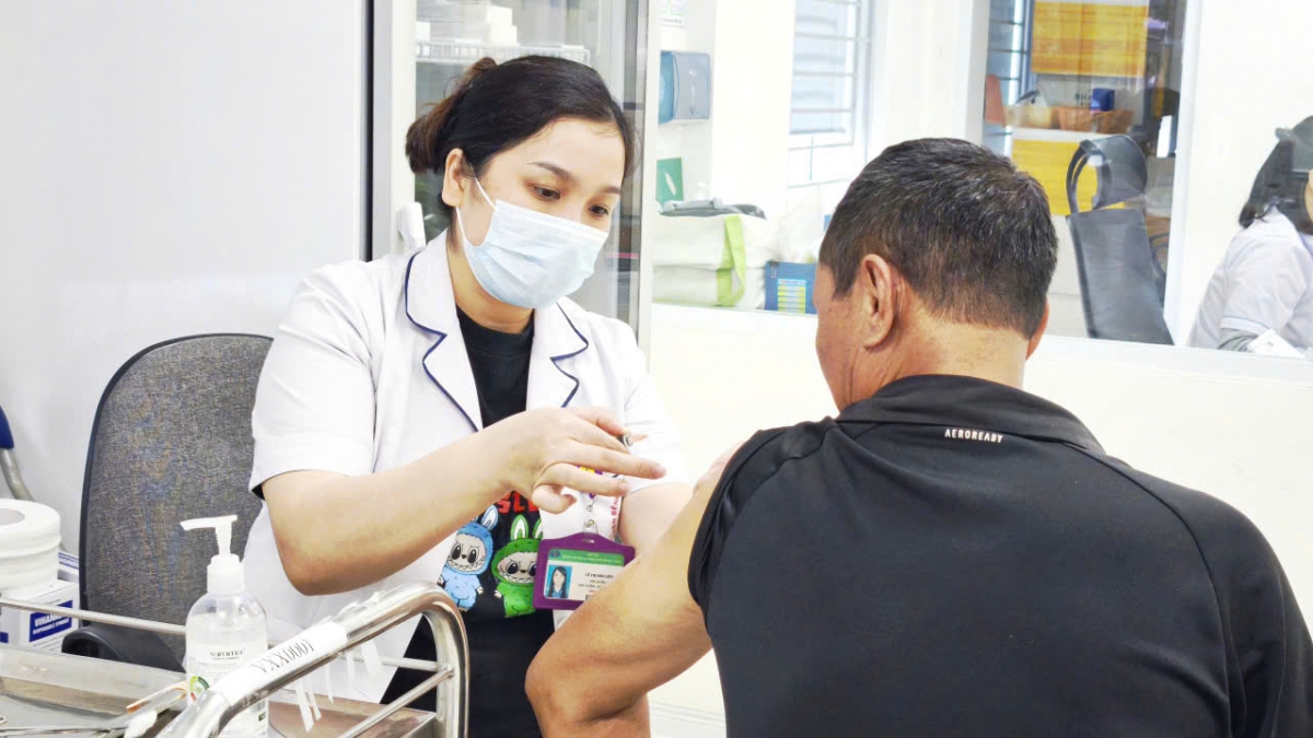 Tiêm văc xin não mô cầu tại BV Bệnh Nhiệt đới TW (Ảnh BVCC)