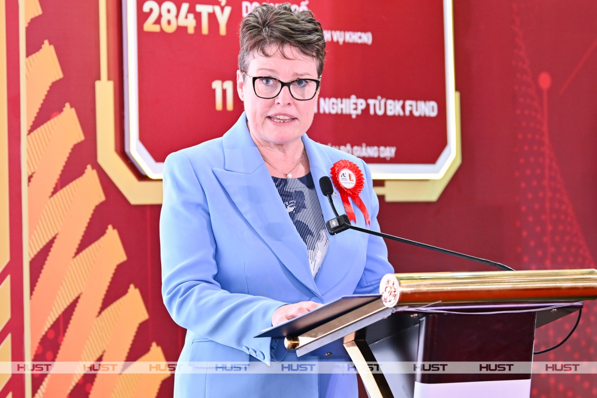 Giáo sư Nicola Phillips, Hiệu trưởng kiêm Chủ tịch Đại học Adelaide (Ảnh: HUST)