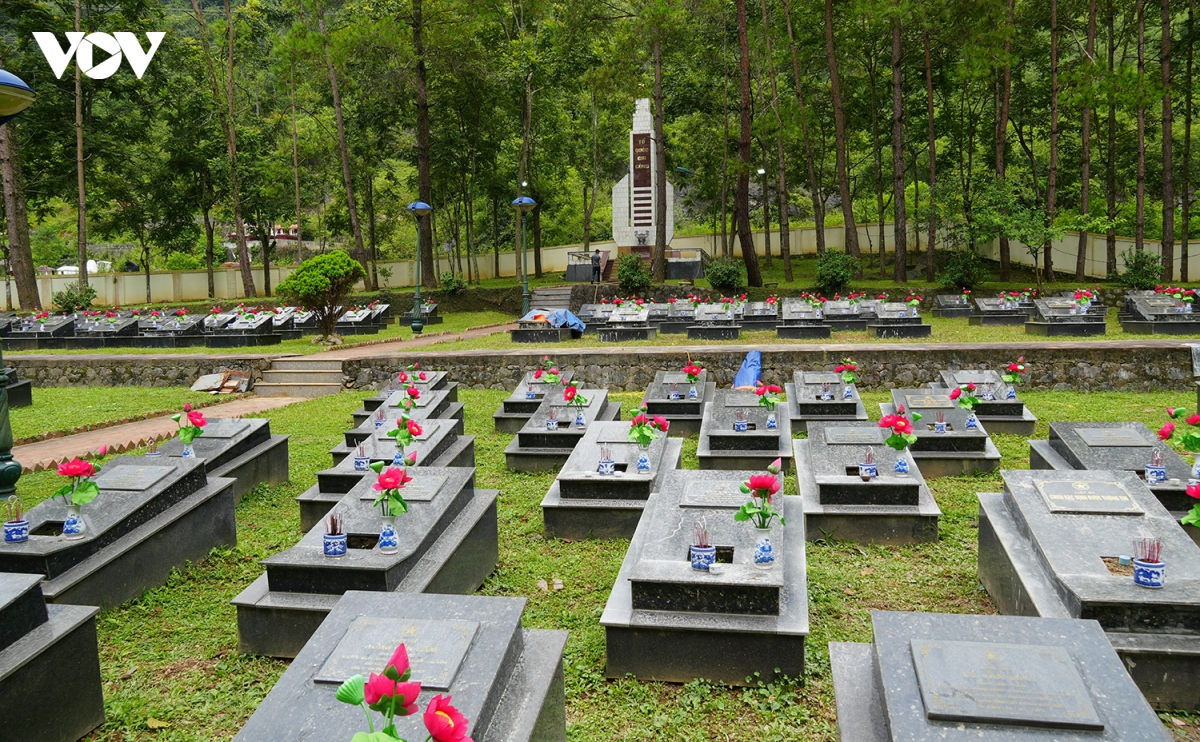 Nghĩa trang liệt sĩ Quảng Uyên, tỉnh Cao Bằng là nơi yên nghỉ của 473 anh hùng liệt sĩ, trong đó có 135 phần mộ liệt sĩ chưa xác định danh tính