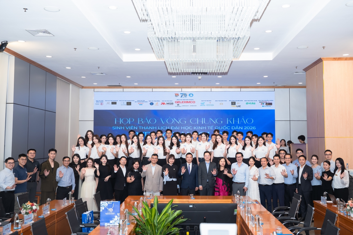 40 thí sinh, ban tổ chức cùng nhà tài trợ tại buổi họp báo vòng Chung khảo. Ảnh: NEU