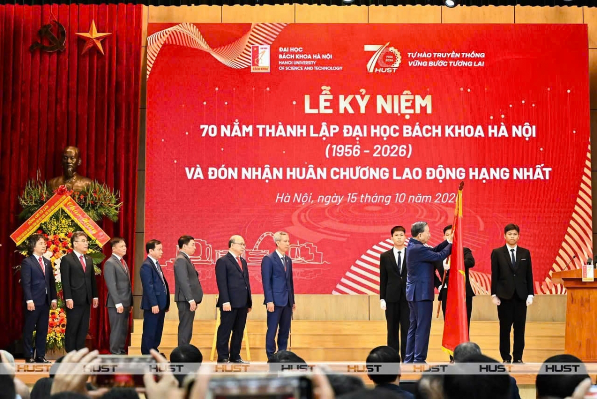 Tổng Bí thư, Chủ tịch nước Tô Lâm gắn Huân chương Lao động hạng Nhất lên lá cờ truyền thống của Đại học Bách khoa Hà Nội. (Ảnh: HUST)