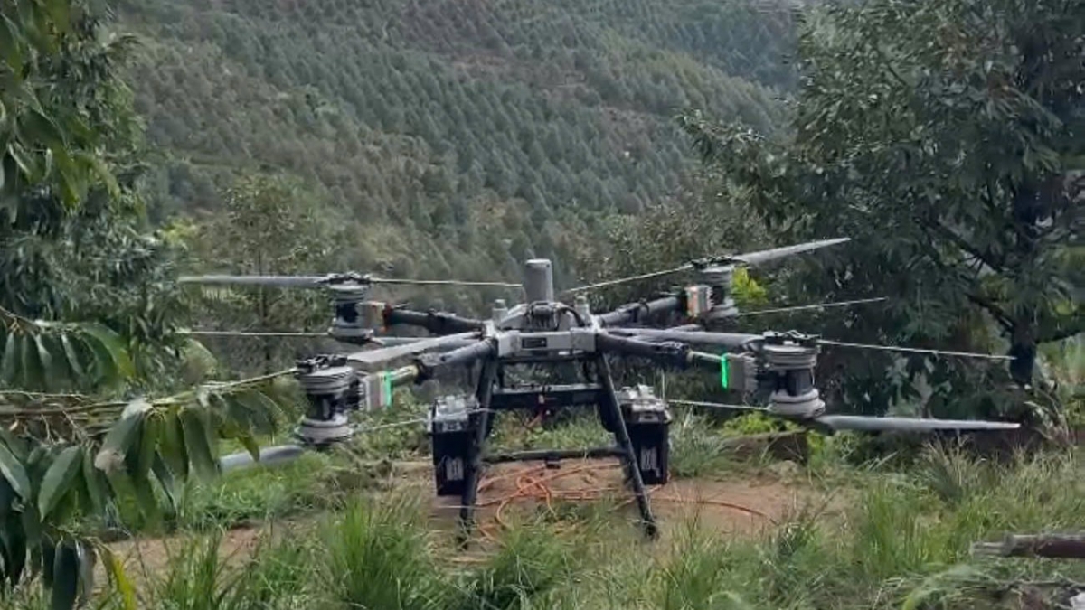 Thiết bị bay không người lái (UAV) được một hộ dân ở Lào Cai sử dụng chở gỗ từ rừng xuống, gây sự cố phóng điện đường dây 220kV Lào Cai (Ảnh: ĐVCC)