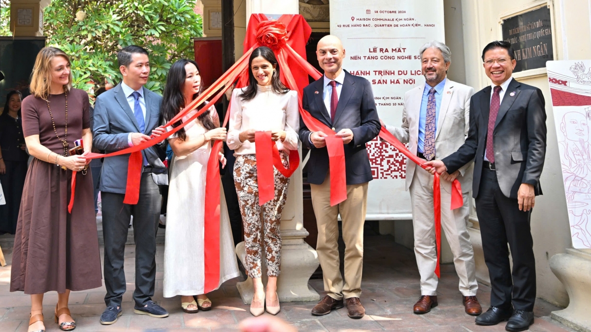 Các đại biểu thực hiện nghi thức ra mắt nền tảng số “Hành trình du lịch di sản Hà Nội”. (Ảnh: BTC)