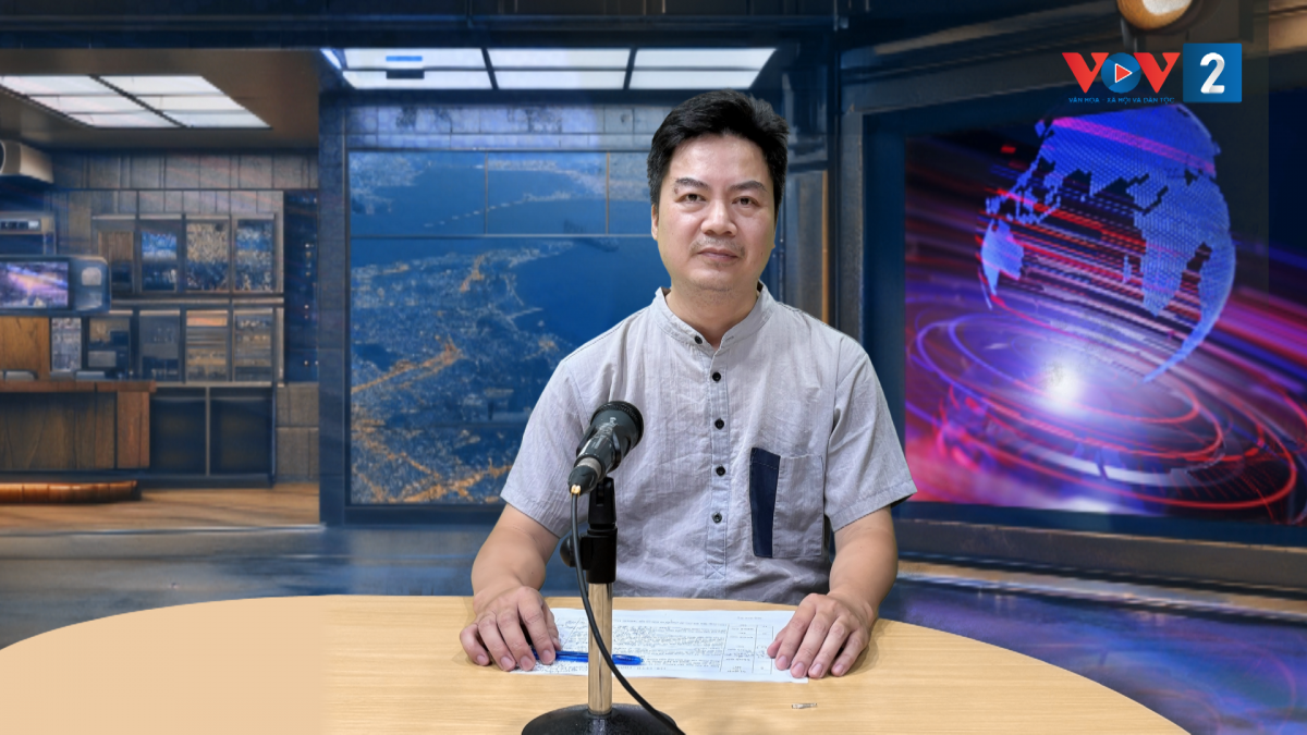 Nhà báo Nguyễn Quang Hưng tại phòng thu trực tiếp VOV2