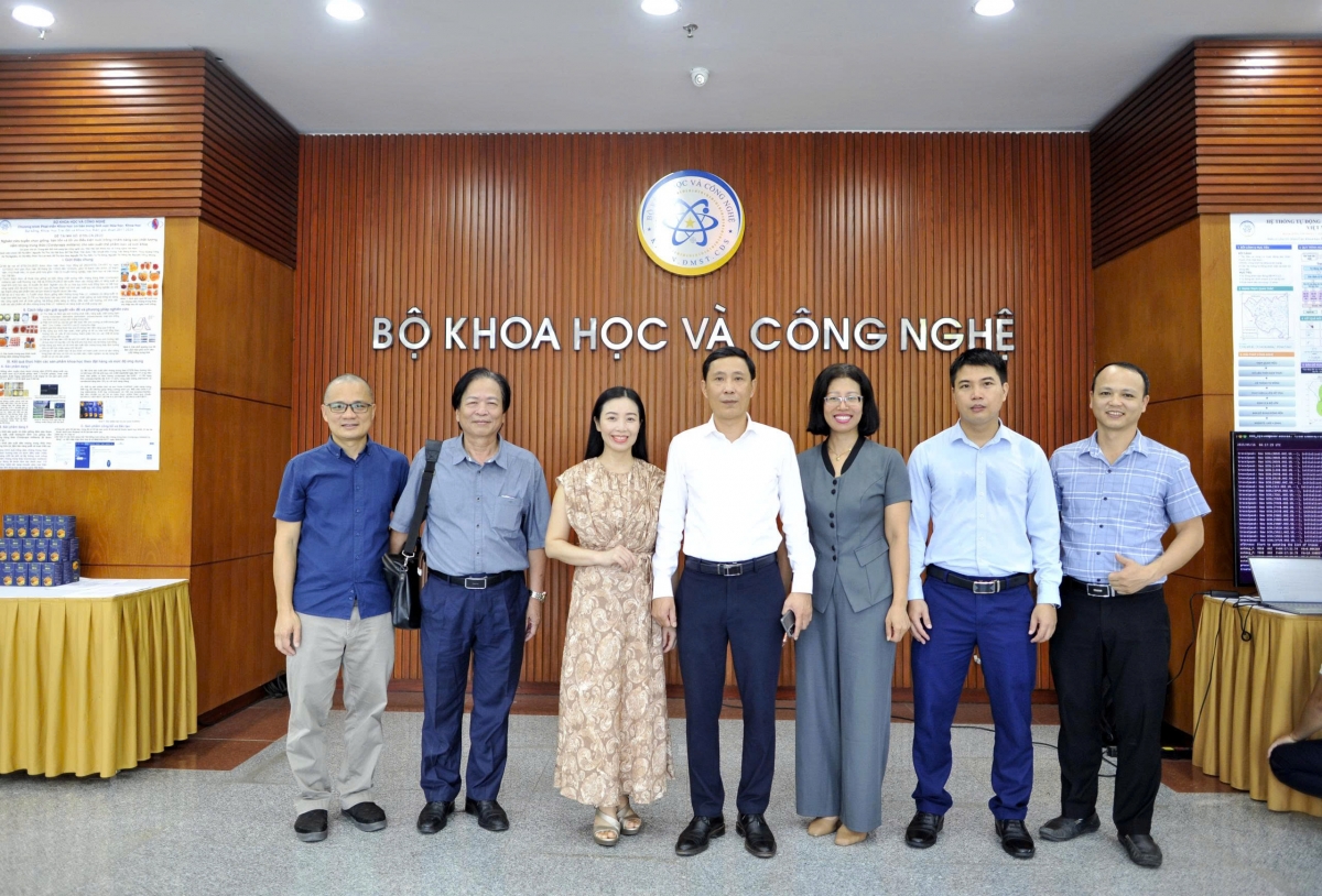  PGS.TS. Ngạc An Bang, Phó Hiệu trưởng trường ĐHKHTN và các nhà Khoa học của trường tham dự hội thảo.( Ảnh : HUS)