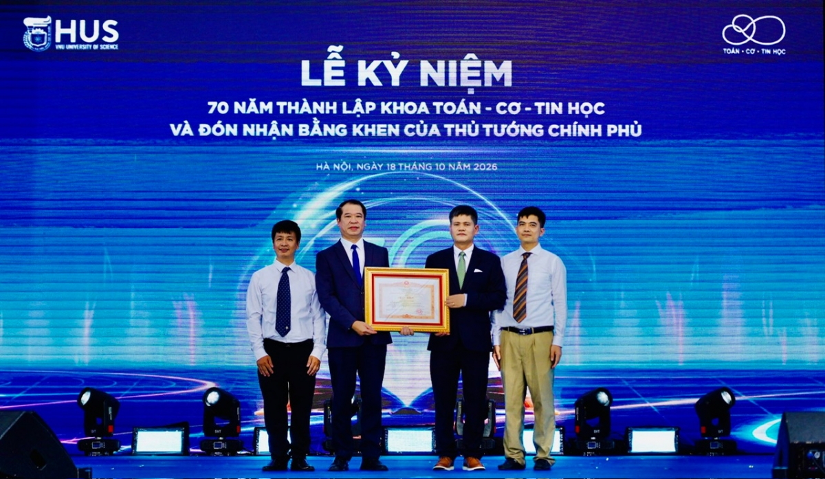 GS.TS Lê Thanh Sơn, Hiệu trưởng Trường ĐHKHTN thay mặt lãnh đạo Đảng, nhà nước trao tặng bằng khen của Thủ tướng Chính phủ cho thầy trò Khoa Toán-Cơ - Tin học nhân Lễ kỷ niệm 70 năm thành lập khoa Toán- Cơ - Tin học (Ảnh: HUS)