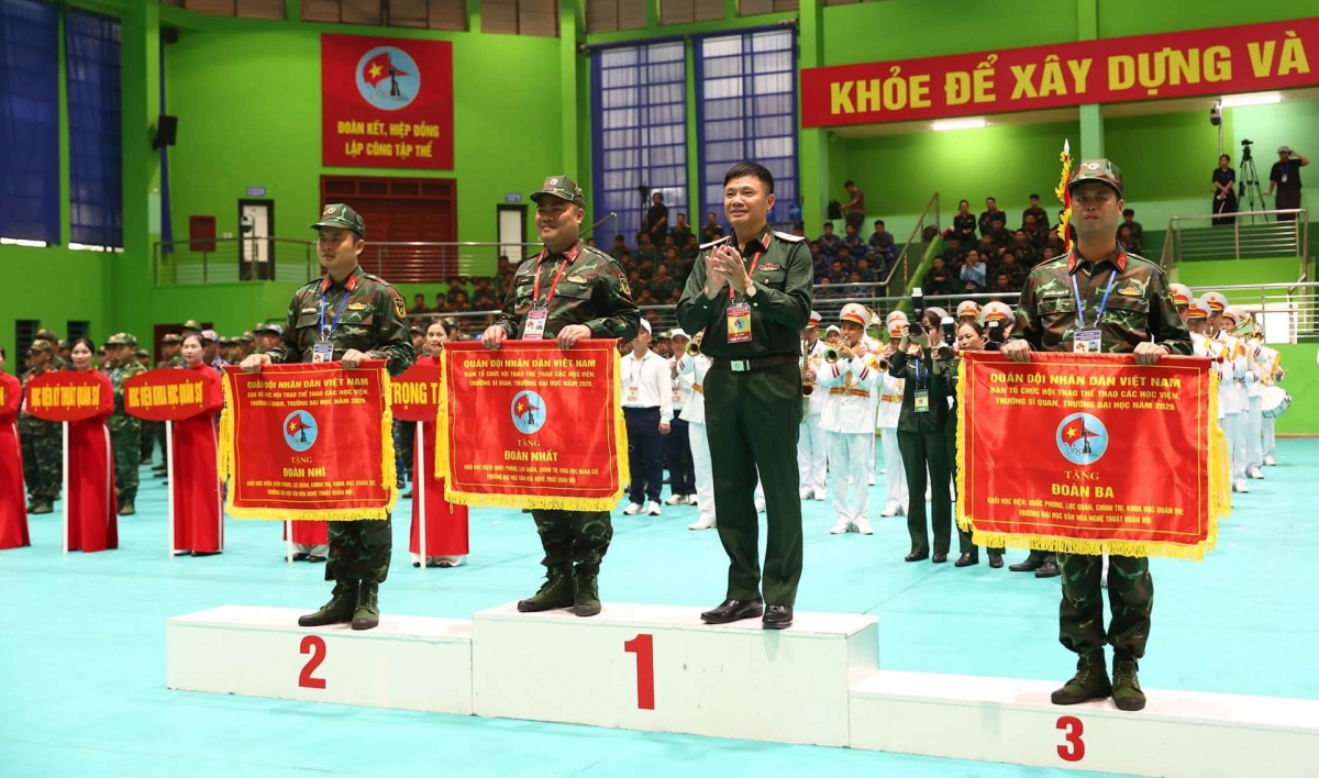 Ban tổ chức trao còn danh hiệu Nhất, Nhì, Ba theo 3 khối (Ảnh: BQP)