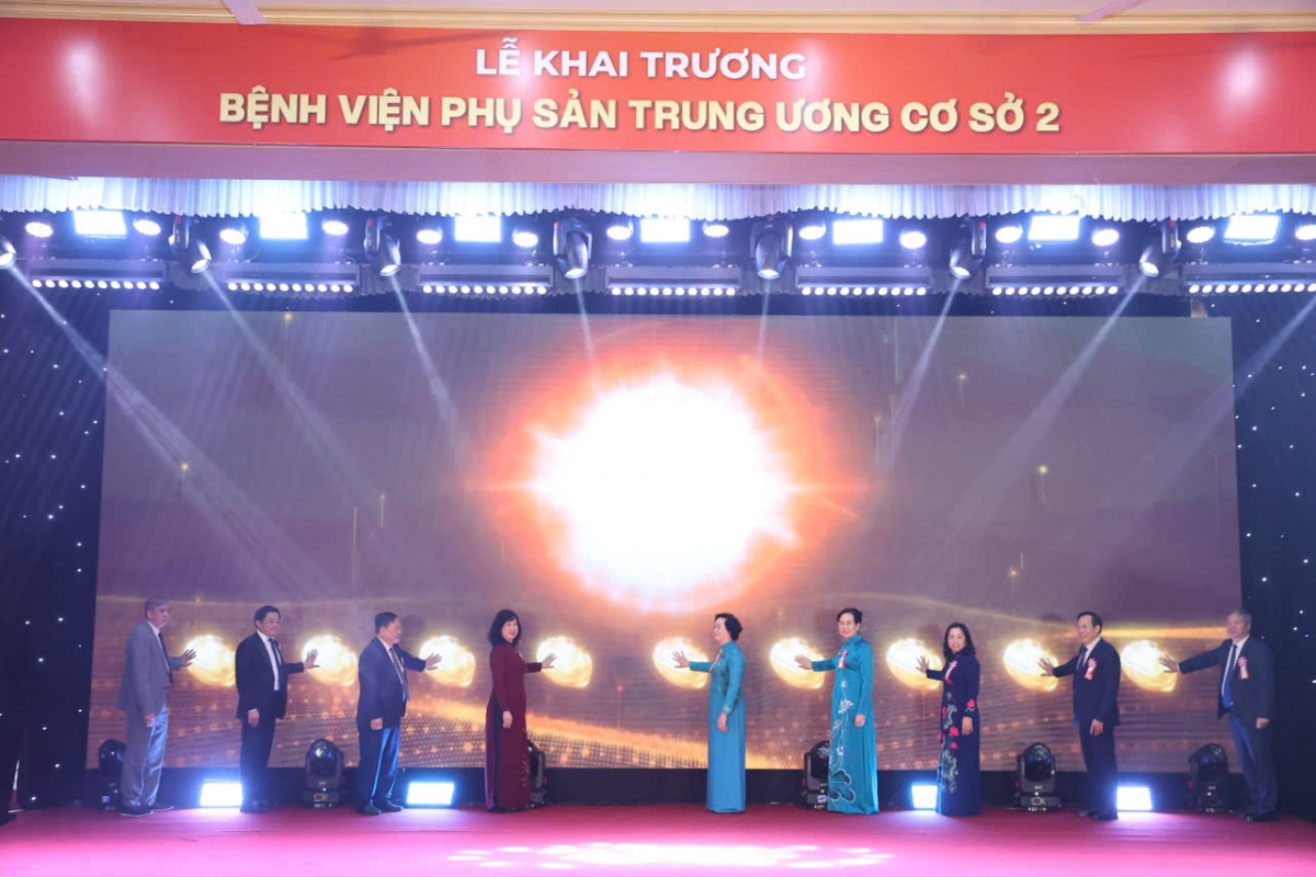 Các đại biểu ấn nút chính thức khai trương BV Phụ sản TW cơ sở 2. Ảnh: BV cung cấp