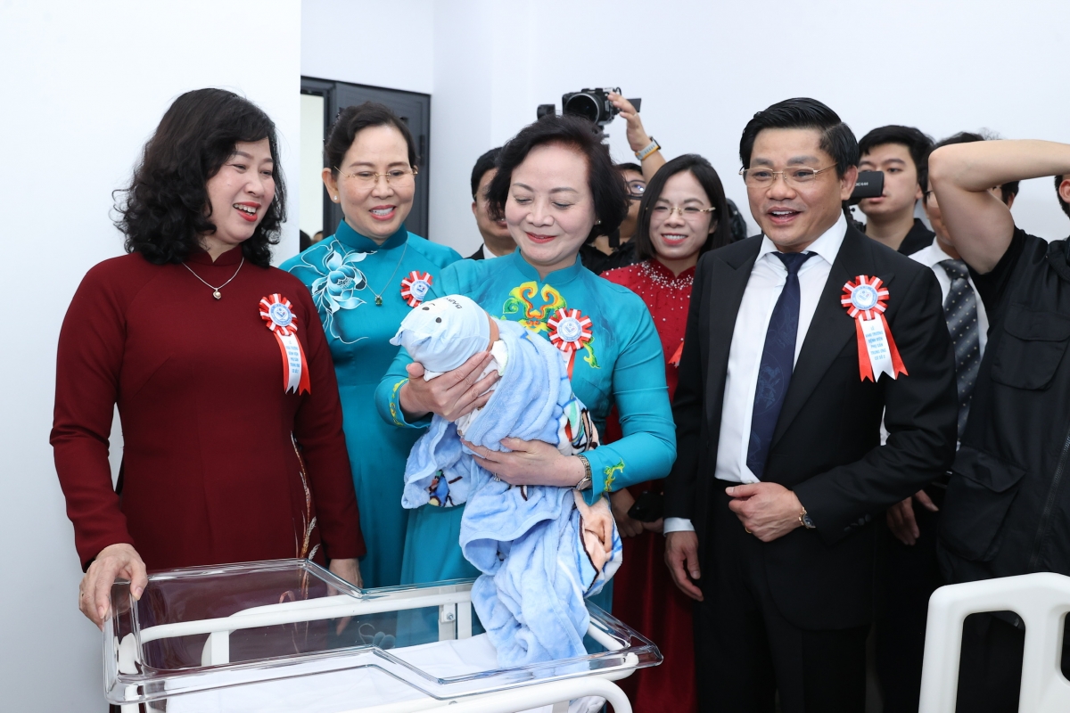 Phó Thủ tướng Phạm Thị Thanh Trà đi thăm em bé ra đời trong ngày đầu khai trương BV. Ảnh: BVCC