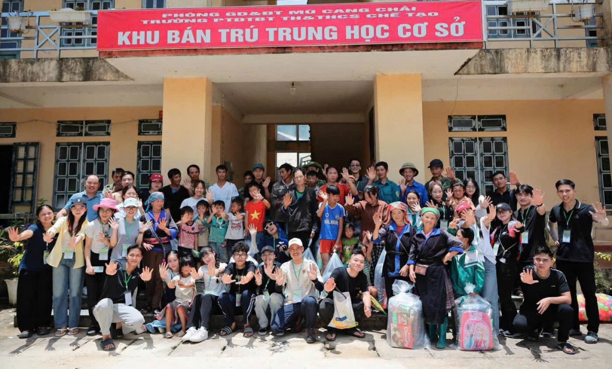 Những phần quà là đồ dùng học tập hay trang thiết bị như bàn, ghế… đã góp phần tiếp thêm động lực để các em vững bước đến trường (Ảnh: NVCC)