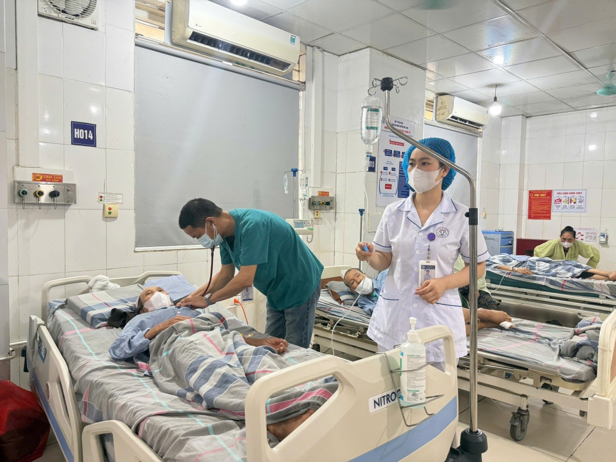 Chăm sóc bệnh nhân tại khoa Cấp cứu và HSTC và chống độc, BVĐK  Mê Linh - Ảnh: BV cung cấp