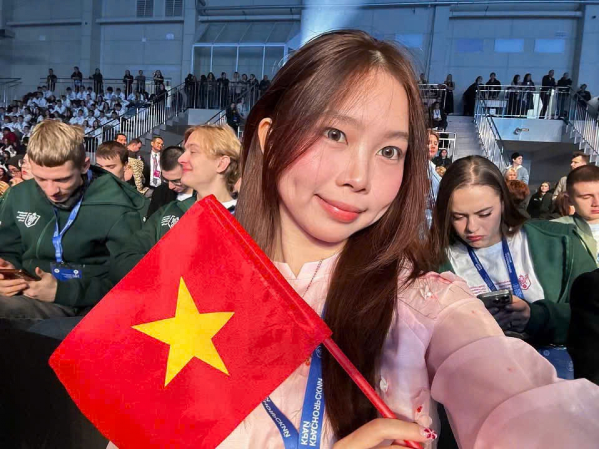 Sinh viên Nguyễn Thị Phương Lan, Trường Đại học Kinh tế, ĐHQGHN, xuất sắc giành Huy chương Bạc tại Vòng chung kết Olympic Quốc tế về An ninh Tài chính lần thứ VI – 2026 (Ảnh: Trường ĐH Kinh tế ĐHQGHN) 