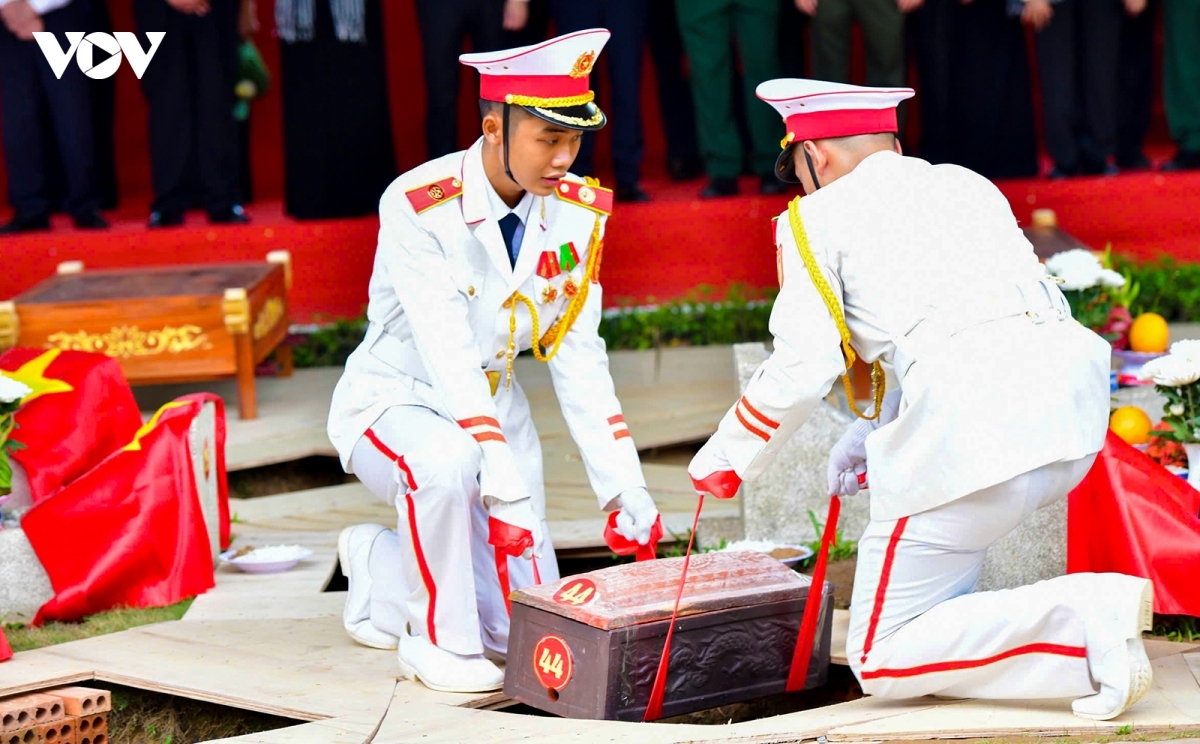 Nghi thức hạ huyệt an táng hài cốt các anh hùng liệt sĩ được tìm thấy ở Công viên Lê Thị Riêng