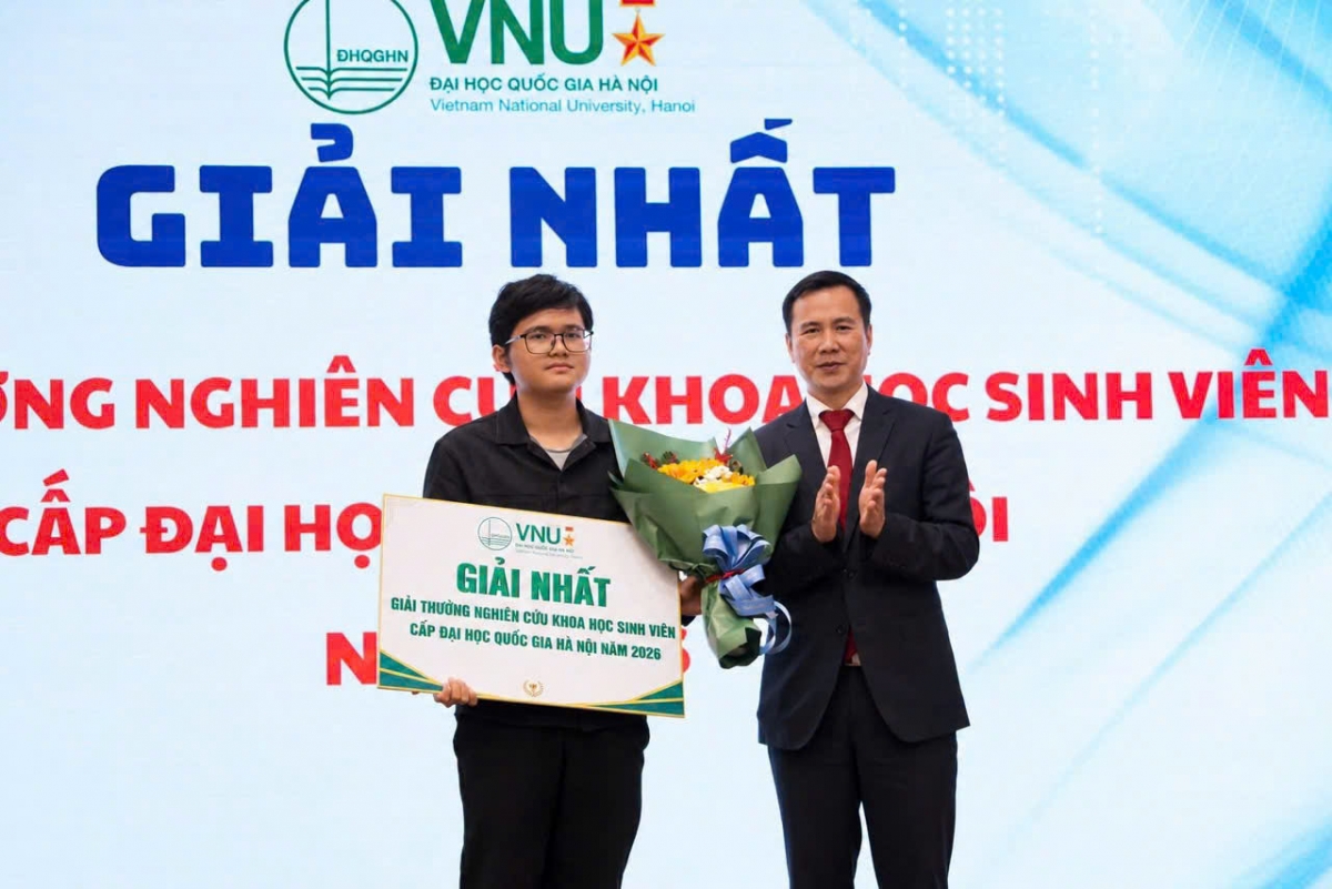 Giám đốc ĐHQGHN Bùi Thế Duy trao giải nhất cho đề tài ''Phát triển thuật toán tối ưu hóa dựa trên mô hình hướng dẫn nơ-ron động '' của sinh viên Trần Thành Đạt trường ĐH Công nghệ (Ảnh: VNU)
