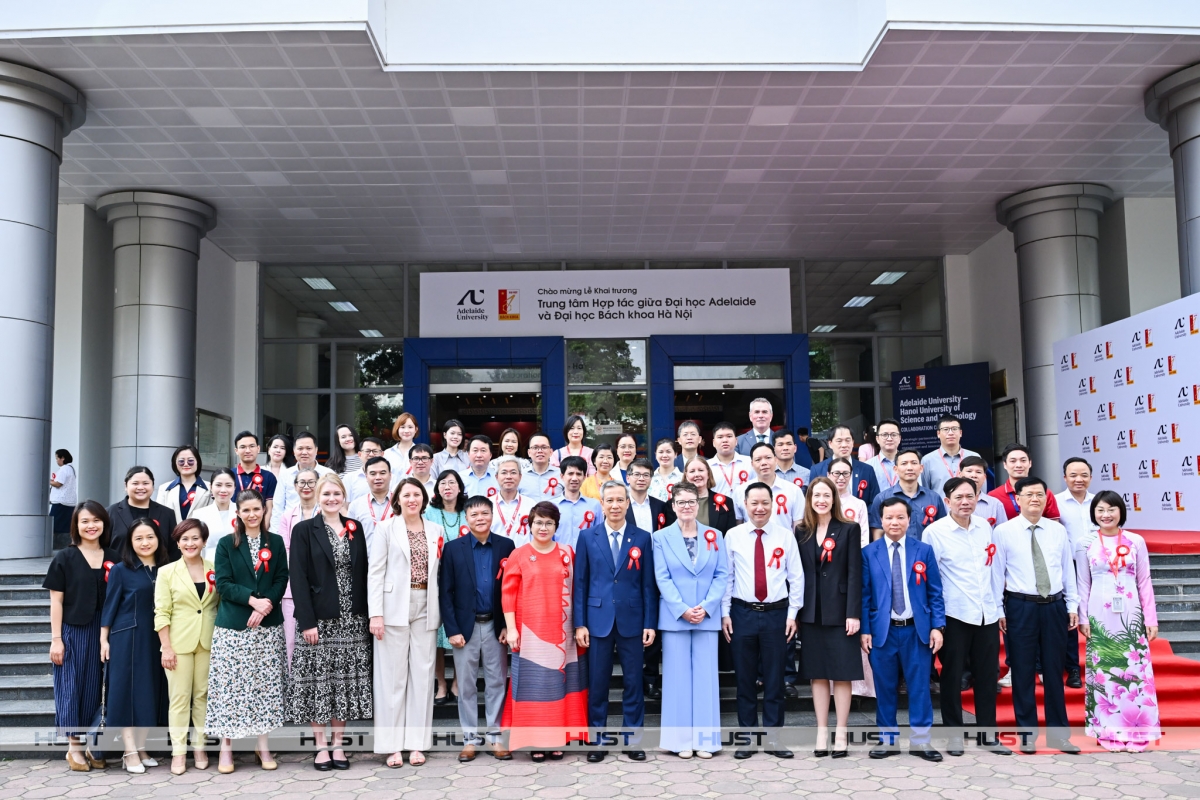 Các đại biểu tham dự buổi lễ (Ảnh: ĐHBKHN)