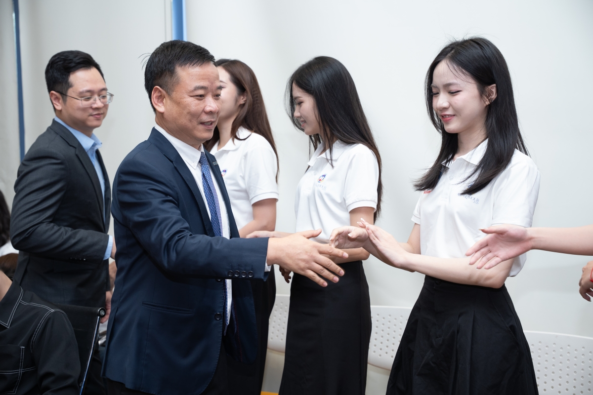 PGS.TS Bùi Huy Nhượng, Phó Bí thi Đảng ủy- Phó Giám đốc Đại học Kinh tế Quốc dân động viên các thí sinh bước vào vòng Chung khảo. Ảnh NEU