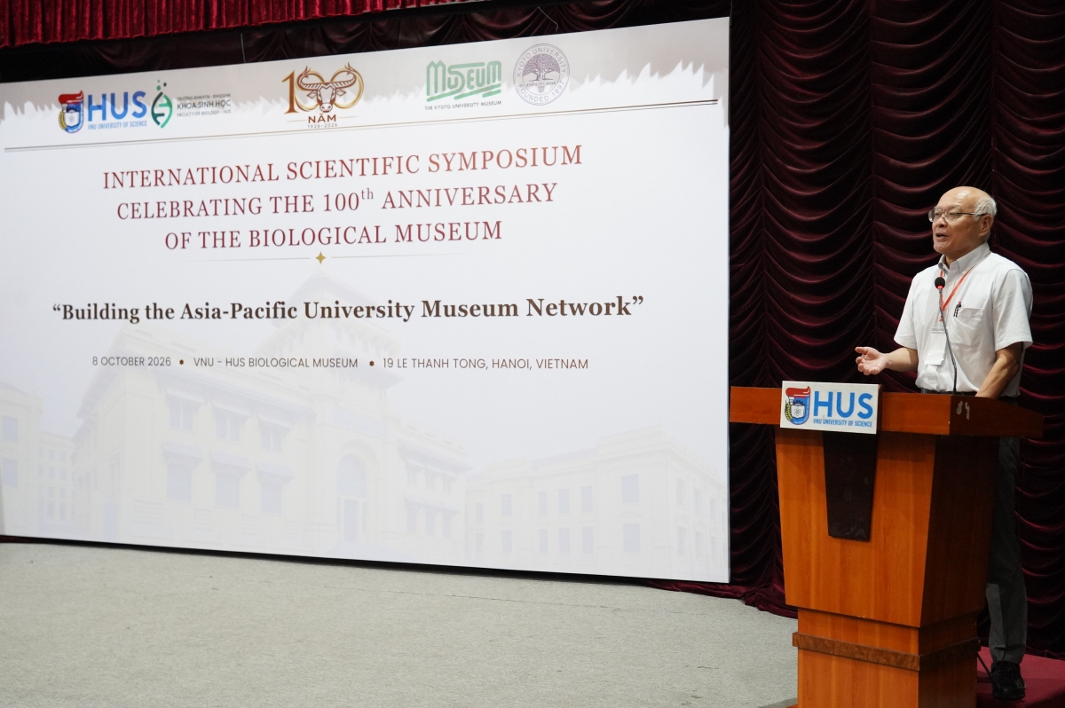 GS.TS. Masaharu Motokawa (Bảo tàng Đại học Kyoto, Nhật Bản) chia sẻ về "Mô hình mạng lưới và hợp tác quốc tế giữa các bảo tàng trong trường đại học"
Ảnh: HUS