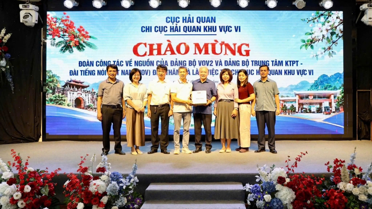Đoàn công tác tặng quà lưu niệm cho Chi cục Hải quan khu vực VI