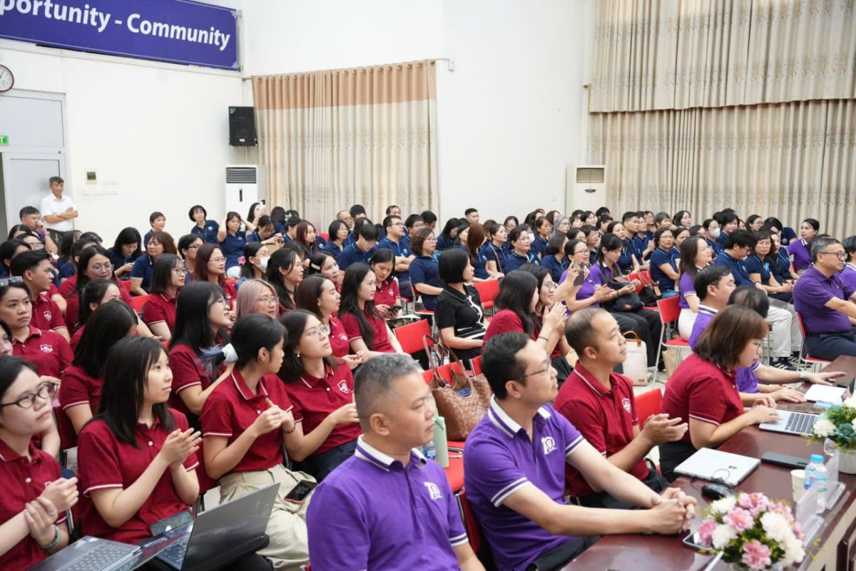 Các thầy cô giáo  tham dự hội thảo (Ảnh: ULIS)